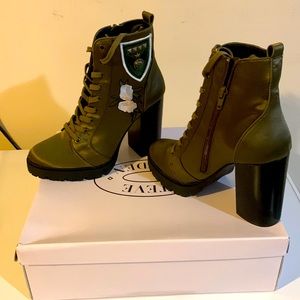 Brand new, never worn, Steve Madden platform boots